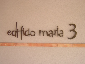 Namensschild "edificio maria 3",Schriftzug aus Cortenstahl, Gebäude Campello-Costa Blanca